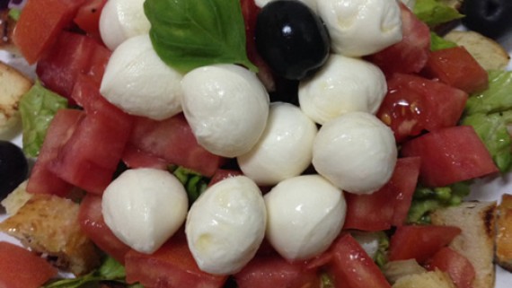 Salata Panzanella (mozzarella, rajčica, masline, krutoni) Panzanella salad (mozzarella, tomatoes, olives, croutons)