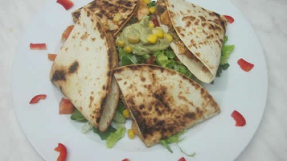 Quesadilla sa Piletinom (piletina,povrće,sir,salata,umaci) Quesadilla (chicken,vegetables,cheese,salad,sauce)