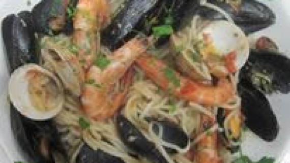 Špageti sa plodovima mora Spaghetti with fresh seafood